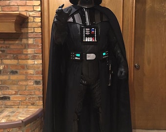Disfraz de Darth Vader inspirado en Star Wars. Disfraz de caballero Darth Vader a medida con capa y túnica de Lord Sider.