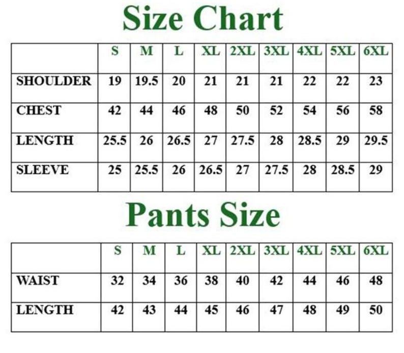 Pu&ograve; includere: Una tabella delle taglie per abbigliamento con due griglie di testo verde scuro su sfondo bianco. La tabella superiore elenca le misure di spalle, torace, lunghezza e maniche per le taglie dalla S alla 6XL. La tabella inferiore elenca vita e lunghezza.