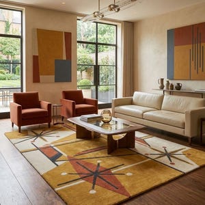 Op de afbeelding: Een woonkamer in mid-century modern stijl met een patroonkleed met sterrenpatronen in mosterdgeel, crème en zwart. Twee roestkleurige fauteuils en een crèmekleurige bank zijn rond een houten salontafel geplaatst. Grote abstracte kunstwerken sieren de muren.