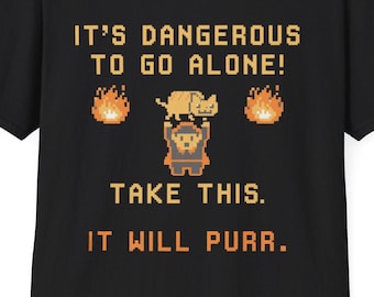 Es peligroso ir solo. Toma esto. Ronroneará. Camiseta / Camiseta Pixel Cat RPG.