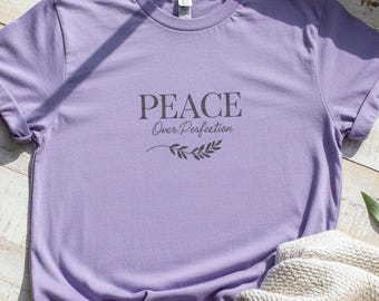 T-shirt Peace Over Perfection - T-shirt 1717 couleurs confortables, chemise minimaliste avec citation, cadeau « Mindful Living », haut graphique rétro neutre
