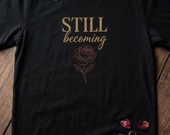 T-shirt Still Becoming – T-shirt 1717 couleurs confortables, haut floral à affirmation positive, cadeau auto-croissance, chemise vintage typographie bohème