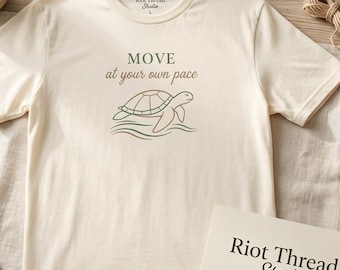 T-shirt Bougez à votre rythme – T-shirt 1717 couleurs confortables, motif tortue minimaliste, chemise citation positive, cadeau rétro attentionné
