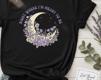 T-shirt juste là où je suis censé être – T-shirt couleurs confortables 1717, graphique lune floral céleste, chemise citation positive, cadeau bohème