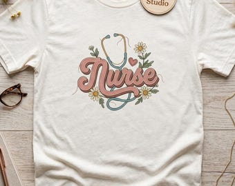 T-shirt d'infirmière avec fausses broderies - T-shirt 1717 couleurs confortables, graphique stéthoscope floral, cadeau pour professionnel de la santé, haut médical bohème