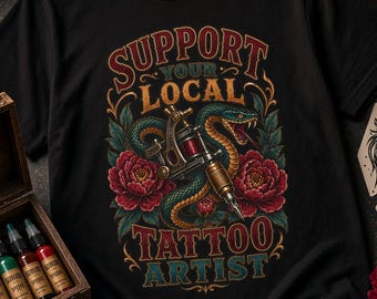 Steun je lokale tattoo-artiest met dit T-shirt, old school snake rose graphic, kledinggeverfd, zwaar katoenen shirt, unisex cadeau voor tattoo-liefhebbers.