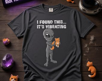 Grappig katoenen T-shirt met een alien die een kat vasthoudt, T-shirt met de meme "I Found This Its Vibrating", sarcastisch ruimte-T-shirt voor unisex, origineel verjaardagscadeau