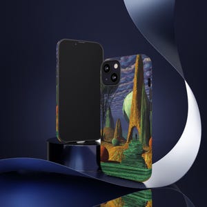 Op de afbeelding: Twee telefoonhoesjes met een surrealistisch landschapsontwerp. Eén hoesje zit op een zwarte telefoon, de andere wordt rechtop weergegeven. Het kunstwerk toont een pad, bomen en een groot, bolvormig object onder een bewolkte hemel.