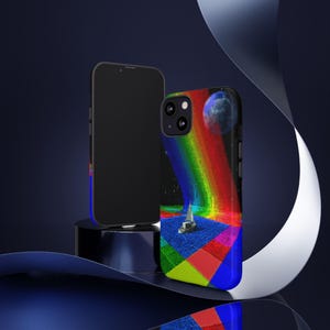 Op de afbeelding: Twee zwarte smartphones, één met een leeg scherm en de andere met een kleurrijke hoes. De hoes heeft een regenboog, een zeilboot en een planeet tegen een donkere achtergrond. Het ontwerp bevat rode, blauwe, gele en groene kleuren.