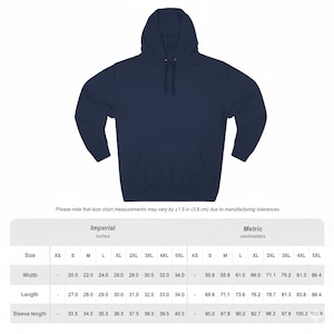 Puede incluir: Una sudadera con capucha azul marino con un bolsillo delantero. La tabla de tallas muestra medidas en pulgadas y cent&iacute;metros. Las medidas de ancho var&iacute;an de 50,8 a 86,4 cm. Las medidas de largo var&iacute;an de 68,6 a 86,4 cm.