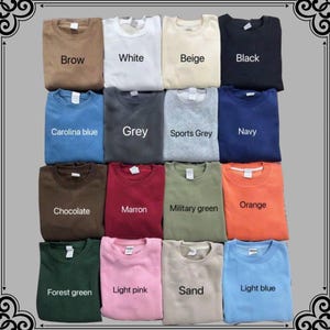 Puede incluir: Una colecci&oacute;n de sudaderas de cuello redondo en varios colores: marr&oacute;n, blanco, beige, negro, azul Carolina, gris, gris deportivo, azul marino, chocolate, granate, verde militar, naranja, verde bosque, rosa claro, arena y azul claro. Cada sudadera est&aacute; doblada.