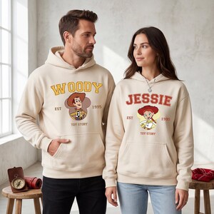 K&ouml;nnte beinhalten: Eine wei&szlig;e Keramik-Tasse mit schwarzem Henkel und dem Text "But First, Coffee" in handschriftlichem Stil. Die Tasse steht auf einer wei&szlig;en Oberfl&auml;che. Die Tasse ist 10 cm hoch.