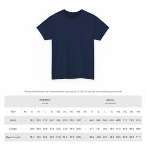 Puede incluir: Una camiseta azul marino, presentada sobre un fondo blanco. La camiseta es de cuello redondo. Una tabla de tallas debajo muestra las medidas en pulgadas y cent&iacute;metros para varias tallas, incluyendo ancho, largo y largo de manga.