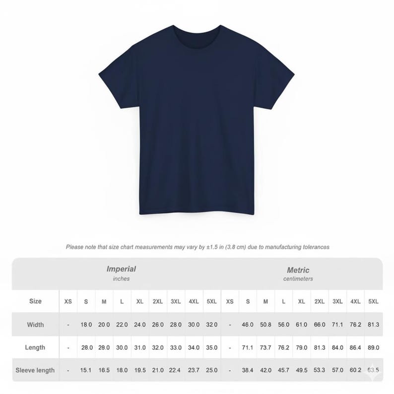 Puede incluir: Una camiseta azul marino, presentada sobre un fondo blanco. La camiseta es de cuello redondo. Una tabla de tallas debajo muestra las medidas en pulgadas y cent&iacute;metros para varias tallas, incluyendo ancho, largo y largo de manga.