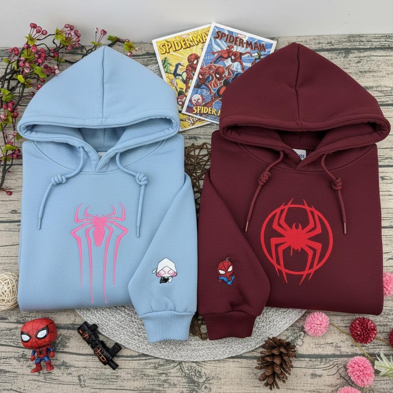 Pu&ograve; includere: Una tazza di ceramica bianca con manico nero e la scritta "But First, Coffee" in nero, in grassetto. La tazza &egrave; appoggiata su una superficie di legno. La tazza &egrave; alta circa 10 cm.