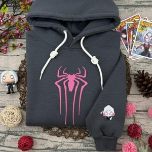 Pu&ograve; includere: Un cartello in legno rustico con la scritta "Welcome to our home" in lettere bianche. Il cartello presenta una finitura invecchiata e un design semplice e accogliente, perfetto per un portico o un ingresso.