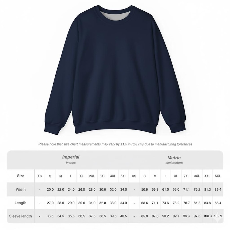 Puede incluir: Sudadera azul marino con cuello redondo. La imagen incluye una tabla de tallas con medidas en pulgadas y cent&iacute;metros. El texto de la tabla dice: "Tenga en cuenta que las medidas de la tabla de tallas pueden variar en &plusmn;1,5 pulgadas (3,8 cm) debido a las tolerancias de fabricaci&oacute;n."