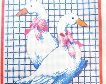 Nimm eine Gander Geese Kreuzstichpackung, Monarch Horizons CS19, Vintage 80er Jahre Stickset, Designgröße 18 x 23 cm, 2 Gander Geese auf 14 ct Aida, Bauernhaus