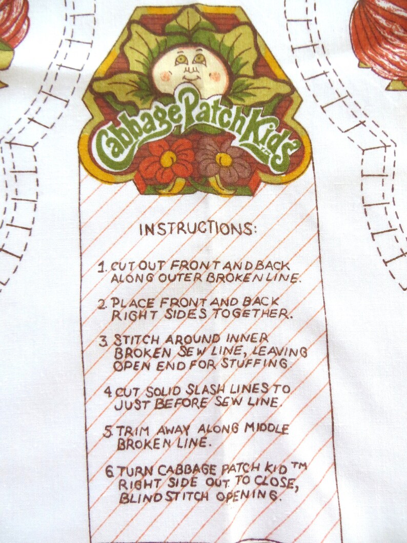 Puede incluir: Un patr&oacute;n de costura de Cabbage Patch Kid con instrucciones sobre c&oacute;mo coser la mu&ntilde;eca. El patr&oacute;n presenta una ilustraci&oacute;n colorida de un Cabbage Patch Kid con una cabeza verde frondosa y una flor roja y marr&oacute;n.