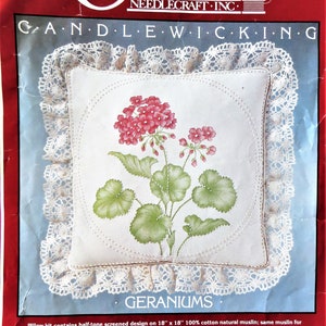 Kit de almohadas de bordado con velas de flores, diseño floral de geranios rojos y verdes, volantes de encaje, Cathy Needlecraft 7934, cuadrado de 12 pulgadas,
