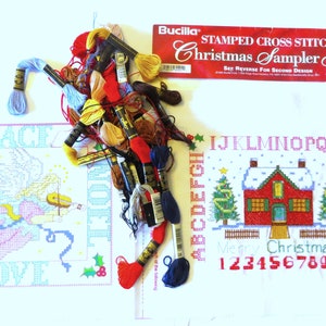 Kit de punto de cruz estampado navideño de Bucilla. Incluye 2 bloques e hilo. Muestrario de casa de Feliz Navidad. Ángel de la paz, la alegría y el amor. Se ha iniciado.