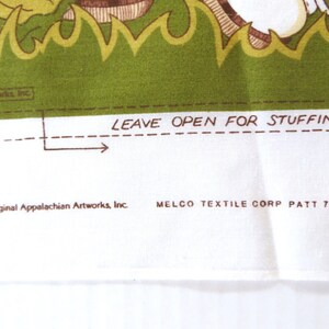 Puede incluir: Un patr&oacute;n de tela blanco con texto marr&oacute;n que dice "LEAVE OPEN FOR STUFFING" y "1983 Original Appalachian Artworks, Inc. MELCO TEXTILE CORP PATT 715".