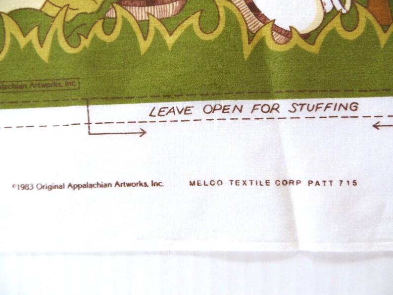 Puede incluir: Un patr&oacute;n de tela blanco con texto marr&oacute;n que dice "LEAVE OPEN FOR STUFFING" y "1983 Original Appalachian Artworks, Inc. MELCO TEXTILE CORP PATT 715".
