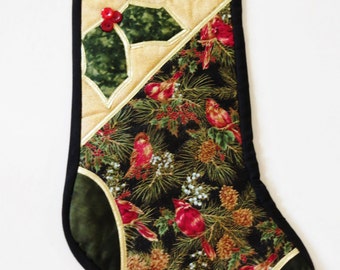 Medias de Navidad acolchadas, Holly Applique, Cardenales y Holly, Gold Braid Trim, Decoración de vacaciones hecha a mano manto 8