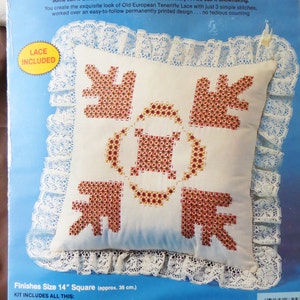 Kit d’oreiller brodé Chicken Scratch, broderie Teneriffe, écru or orange marron, kit de flocon de neige carré de 14 pouces Creative Moments 8325,