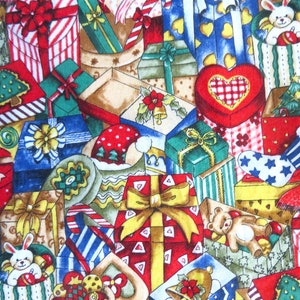 Puede incluir: Una tela colorida con un patrón repetitivo de regalos envueltos, bastones de caramelo y adornos navideños. Los regalos son de varios colores, incluyendo rojo, verde, azul y amarillo. La tela es perfecta para proyectos de manualidades, como hacer decoraciones navideñas, bolsas de regalo o papel de regalo.