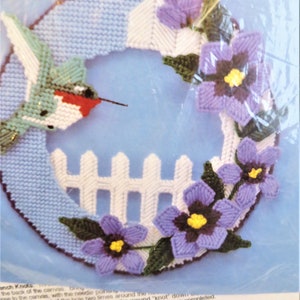 Plastkanvas-kit, kolibrikrans, Belco Vintage 90-tal, fågel- och blomsterträdgård, blå lila grön vårsommar DIY-dörrhängardekor