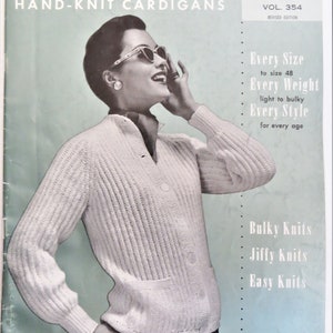 Puede incluir: Una portada de revista vintage con una mujer que lleva un cárdigan de punto blanco. El texto de la portada dice "BEAR BRAND HAND-KNIT CARDIGANS" y "Every Size, Every Weight, Every Style".