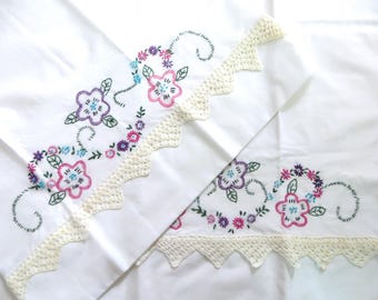 Fundas de almohada bordadas vintage, flores violetas, rosas y verdes, ribete de crochet, par de fundas de almohada estándar blancas de percal 50/50 de Sears PeermaPrest