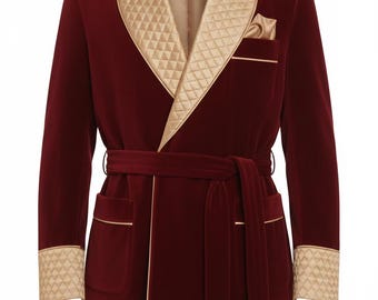 Könnte beinhalten: Burgunderfarbene Samt-Smokingjacke mit gestepptem, champagnerfarbenem Satin-Schalkragen, Manschetten und Paspeltaschen. Die Jacke hat einen passenden Gürtel, zwei Vordertaschen und eine Brusttasche. Ein luxuriöses Kleidungsstück.
