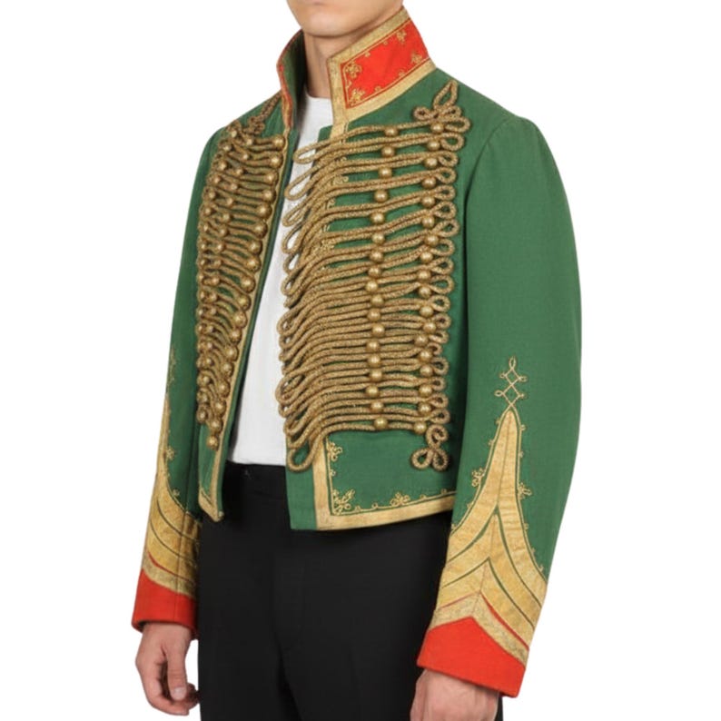 K&ouml;nnte beinhalten: Eine gr&uuml;ne Jacke im Milit&auml;rstil mit goldenen Seildetails und goldenen Kn&ouml;pfen. Die Jacke hat rote Akzente an Kragen und Manschetten sowie goldene Stickereien an den &Auml;rmeln. Die Jacke ist kurz geschnitten und hat einen hohen Kragen.