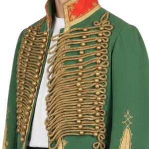 K&ouml;nnte beinhalten: Gr&uuml;ne Jacke im Milit&auml;rstil mit goldenen Seildetails und goldenen Kn&ouml;pfen. Die Jacke hat einen roten Kragen mit goldener Stickerei. Das formelle Kleidungsst&uuml;ck eignet sich f&uuml;r Kost&uuml;me oder historische Nachstellungen.