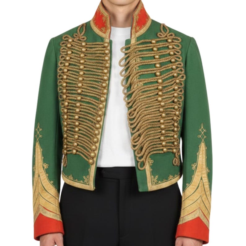 K&ouml;nnte beinhalten: Gr&uuml;ne Jacke im Milit&auml;rstil mit goldenen Seildetails und goldenen Kn&ouml;pfen. Die Jacke hat rote und goldene Akzente an Kragen und &Auml;rmeln. Ein einzigartiges und stilvolles Kleidungsst&uuml;ck.