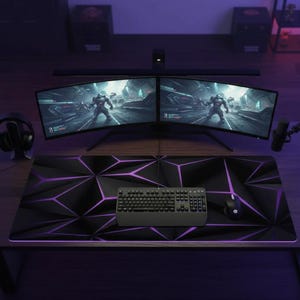 Peut inclure: Configuration de jeu avec un tapis de souris géométrique noir et violet, un clavier noir et une souris. Deux écrans incurvés affichent une scène de jeu vidéo. Un casque et un microphone sont également visibles.