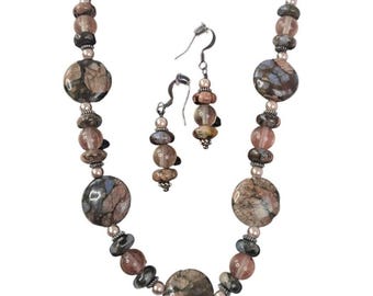 Parure de bijoux collier et boucles d'oreilles Ruth Michelson, opale africaine rose, quartz rose