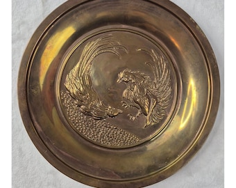 Assiette murale 10,5 po. Laiton combattant des coqs en relief vintage Bon