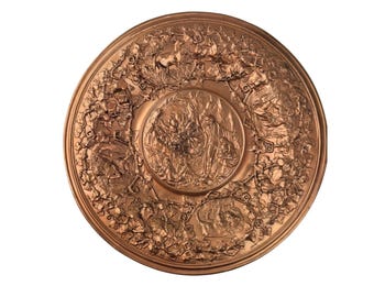Assiette murale 10 po. en cuivre vieilli repoussé, scène historique en relief, vintage