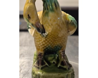 Petite figurine vintage en céramique émaillée, petit oiseau vert et jaune