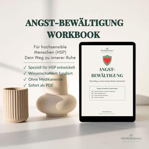 Puede incluir: Un cuaderno de trabajo digital titulado "ANGST-BEWÄLTIGUNG WORKBOOK" en una tableta, con texto en alemán. La imagen incluye un jarrón beige y un objeto decorativo de forma abstracta de color crema. El cuaderno es para personas sensibles.