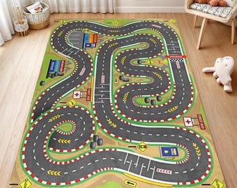 Op de afbeelding: Een speelkleed met een racebaanontwerp. Het kleed heeft een grijze asfaltweg met witte lijnen, rood-groene randen en gele pijlen. Bevat tekst zoals "REPAIR", "FIRST AID" en "FINISH".