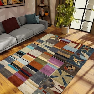Pode incluir: Um tapete de patchwork colorido com um design geométrico. O tapete apresenta uma variedade de retalhos retangulares em tons de azul, castanho, laranja, roxo e verde. O tapete é colocado sobre um chão de madeira numa sala de estar.