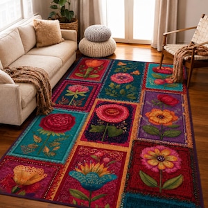 Puede incluir: Una alfombra rectangular que presenta una cuadrícula de paneles florales coloridos. Cada sección muestra una flor distinta en tonos rojos, naranjas, rosas y turquesas sobre fondos vibrantes. El diseño incluye varias ilustraciones botánicas.