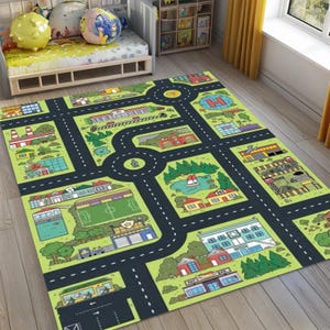 Può includere: Un tappeto da gioco rettangolare con un design a mappa della città. Presenta strade, edifici e un campo da calcio. Il tappeto ha uno sfondo verde con strade nere e illustrazioni colorate di case, negozi e un ospedale. Progettato per il gioco dei bambini.