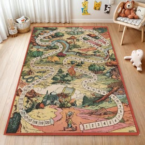 Könnte beinhalten: Ein rechteckiger Kinderspielteppich mit einem Vintage-Brettspiel-Design. Der Teppich zeigt einen gewundenen Pfad mit nummerierten Feldern, Illustrationen von Tieren, Bäumen und einer Schatzkiste. Der Rand ist rot.