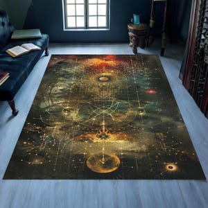 Puede incluir: Una alfombra rectangular con un diseño celestial. La alfombra presenta un fondo oscuro con un patrón complejo de formas geométricas doradas, naranjas y blancas, constelaciones y una gran luna. La alfombra está colocada sobre un suelo de madera gris claro.
