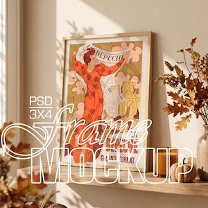 Puede incluir: Un póster rectangular en un marco de madera clara con una ilustración art nouveau de una persona con un vestido rojo floral sosteniendo un periódico titulado DEPECHE. El texto PSD 3X4 Frame Mockup está superpuesto en fuente blanca sobre la imagen.